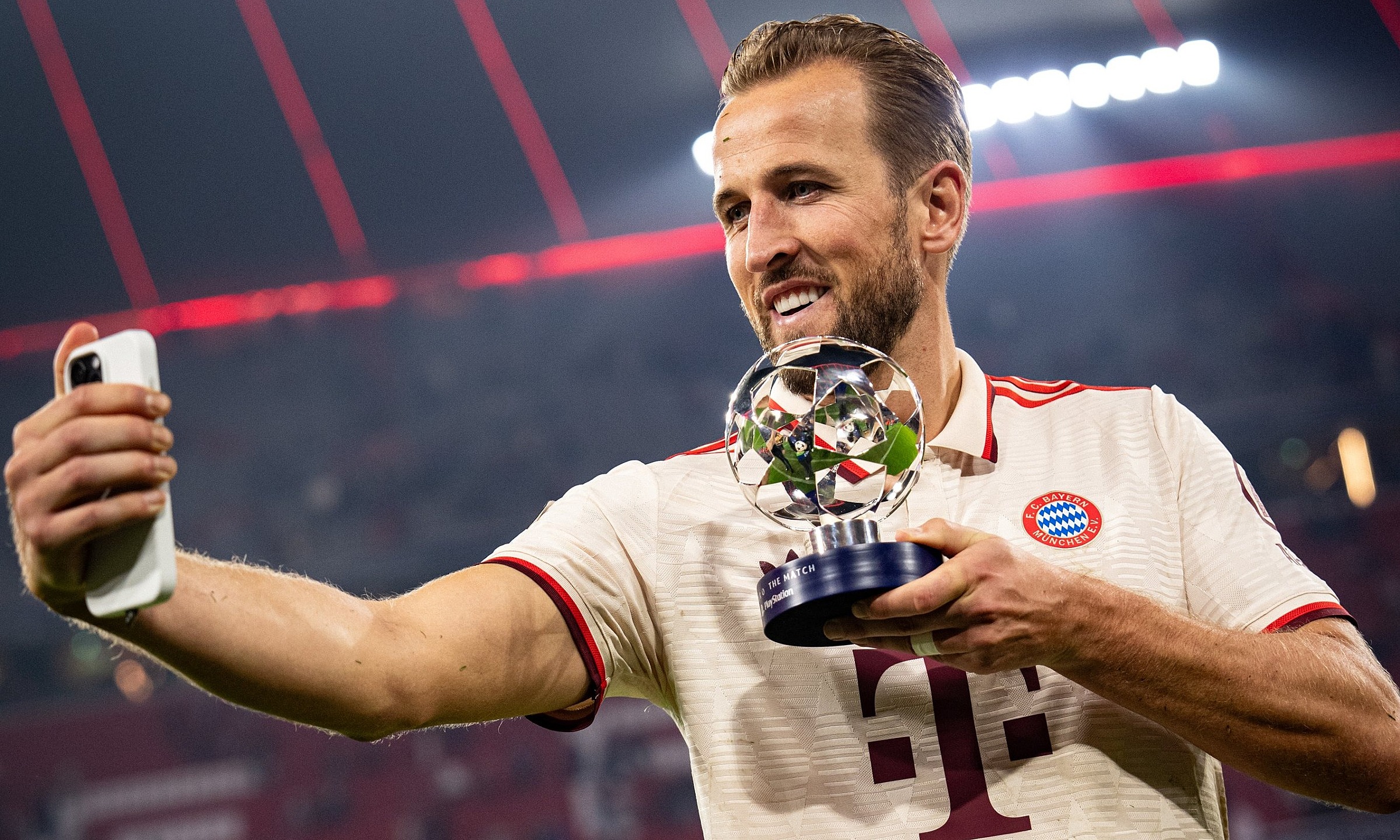 Kane tự chụp ảnh lưu niệm với phần thưởng dành cho Cầu thủ hay nhất trận sau khi cùng Bayern hạ Dinamo Zagreb 9-2 trên sân nhà Allianz ở lượt đầu Champions League hôm 17/9. Ảnh: FC Bayern